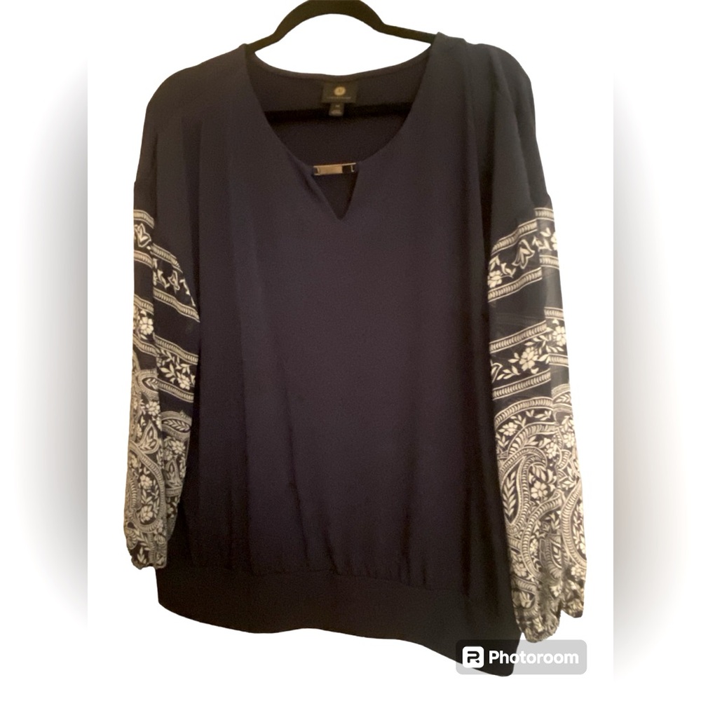 JM Collection XXl navy blouse w/distinctive sleeves and gold detail at keyhole💙